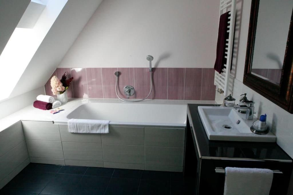 Haus Keppelborg: Zi Antonia Mit Kirchplatzblick Apartment Heek Exterior foto